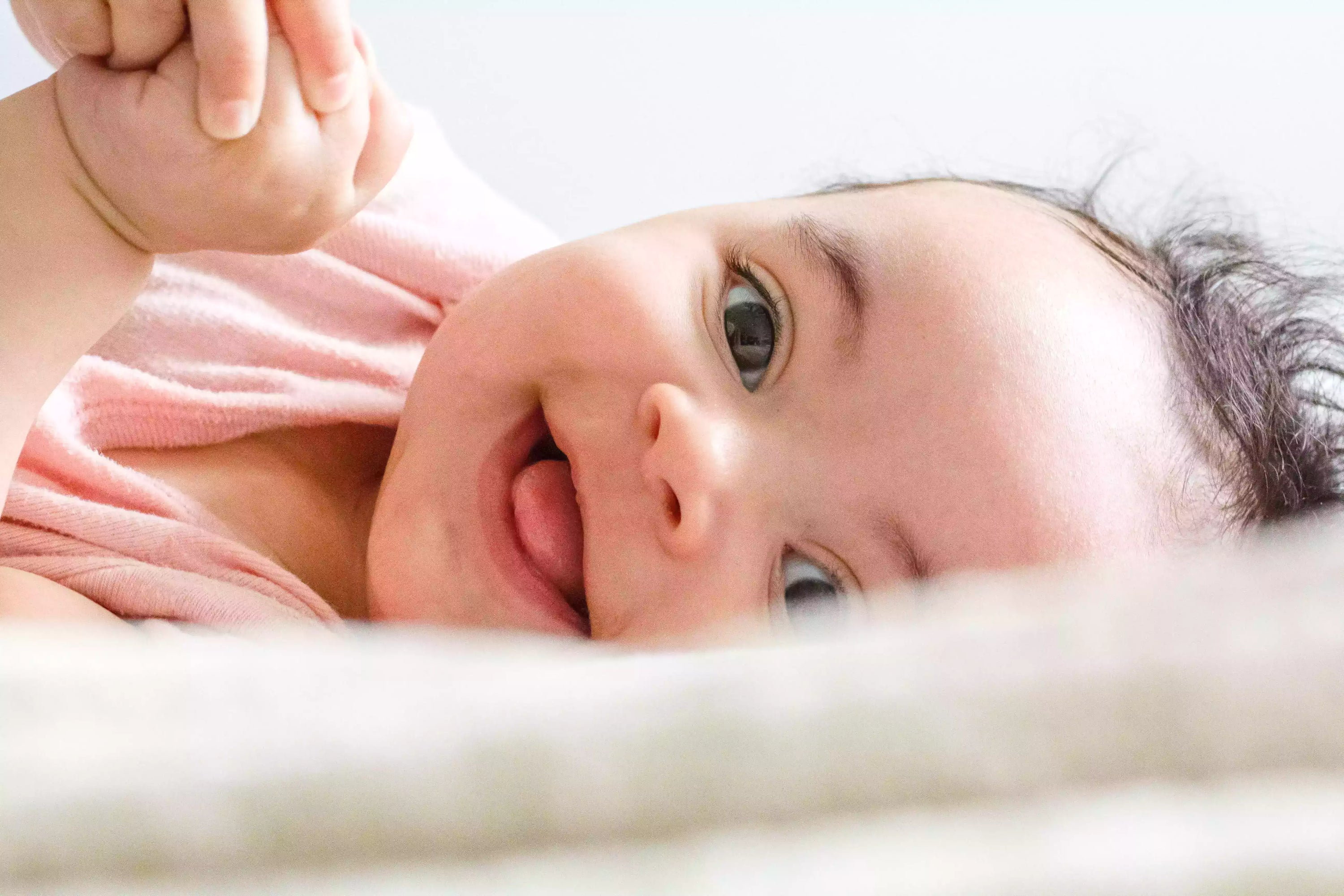 Warum lächeln Babys im Schlaf: Das Engelslächeln erklärt
