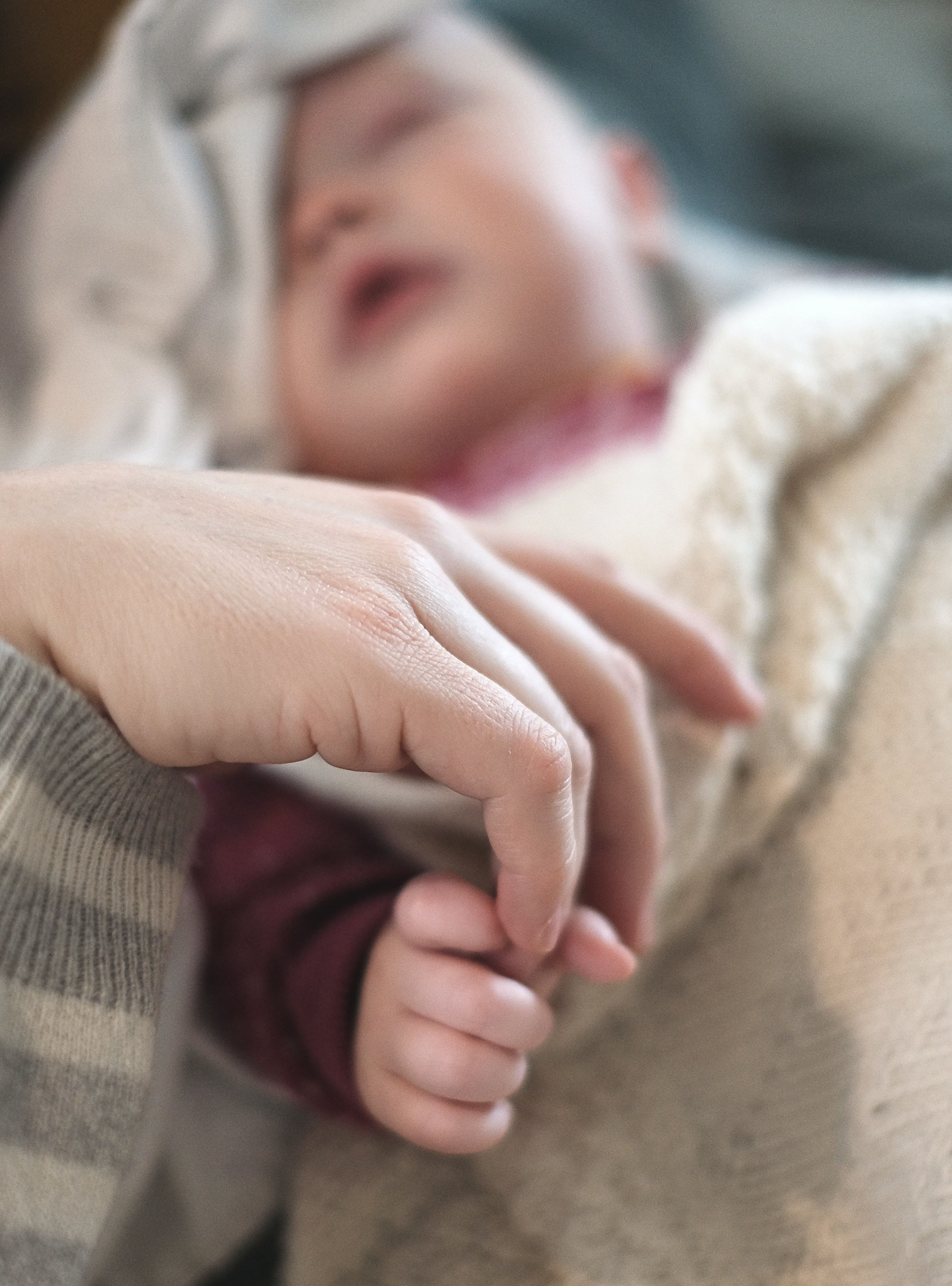 Wie schlafen Neugeborene und wie kannst du dabei helfen?