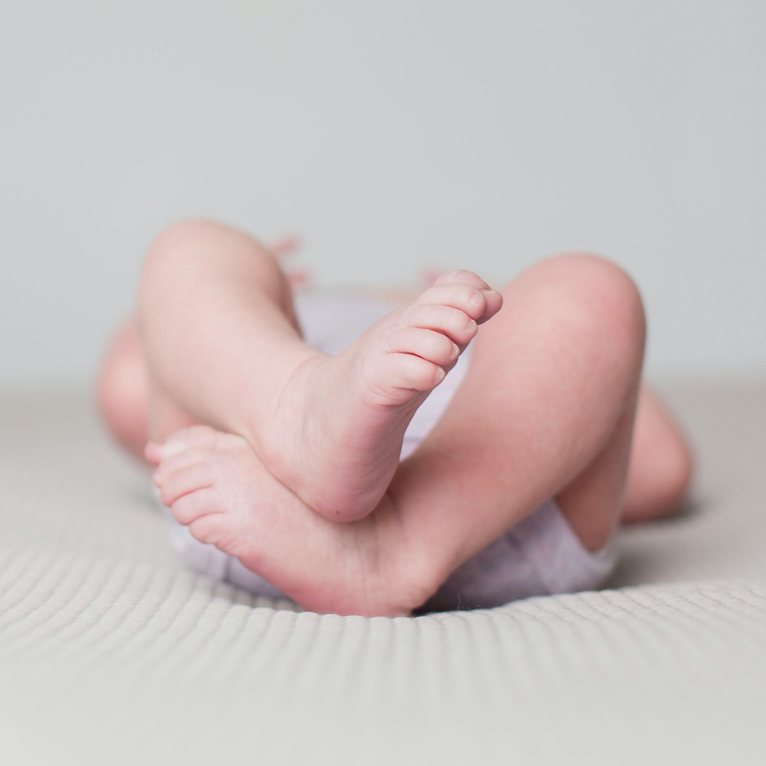 Sicher schlafen: Die richtige Schlafposition für Babys