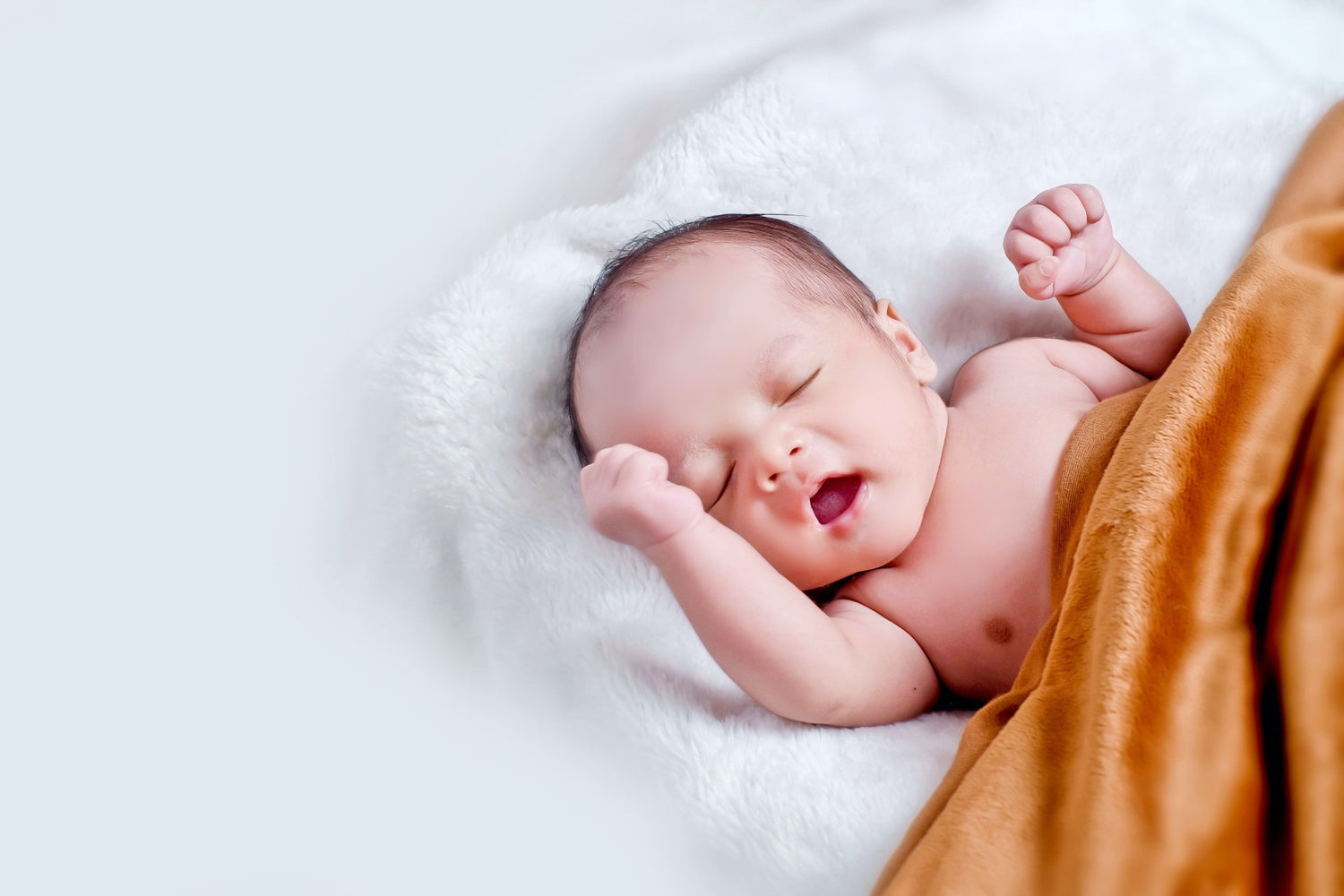 Baby weint im Schlaf: 5 Gründe und Tipps, wie du dein Baby beruhigen kannst