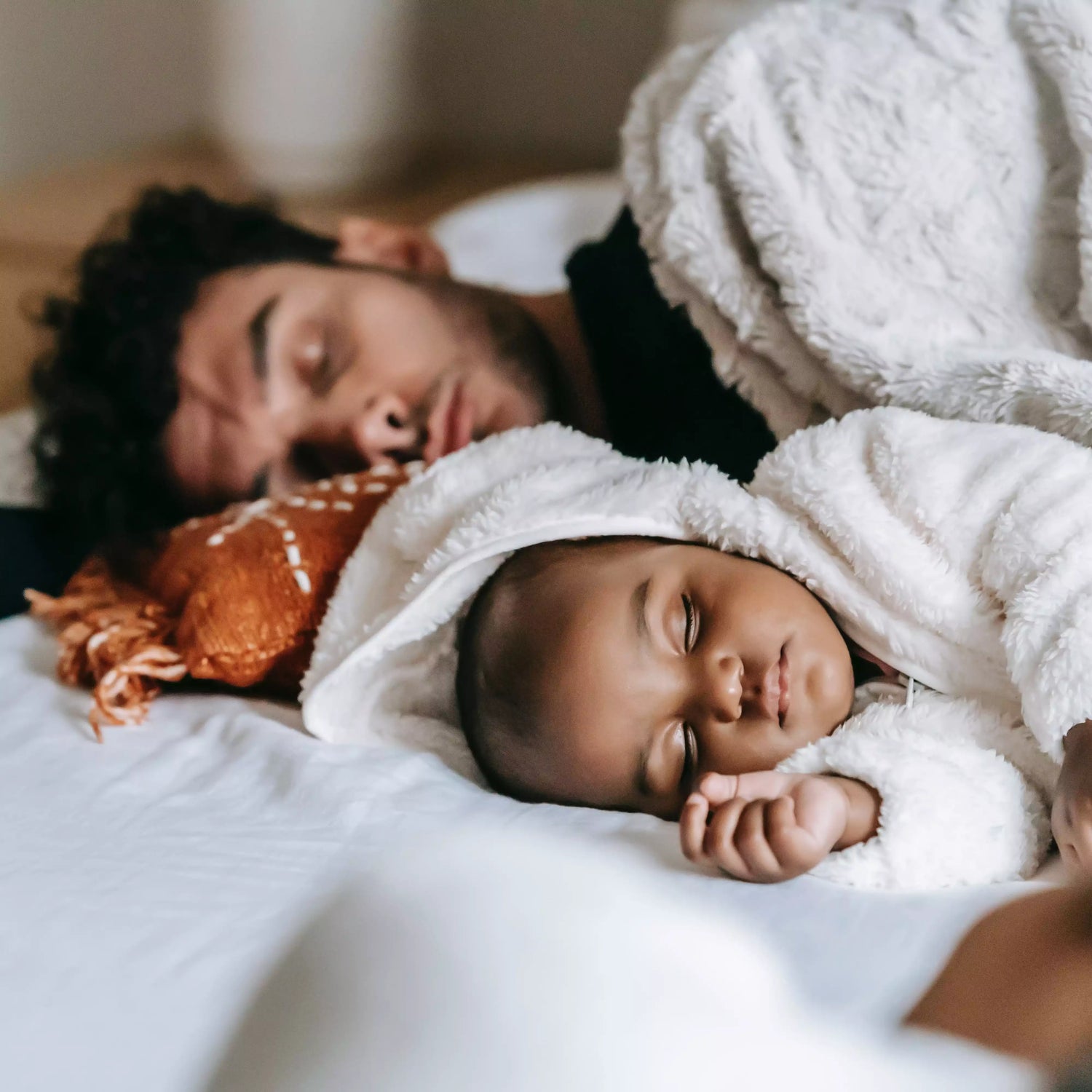 Co-Sleeping im Familienbett: Sicher mit Baby schlafen