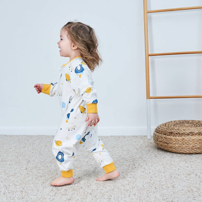 Kind läuft lachend mit Schlafanzug durchs Zimmer