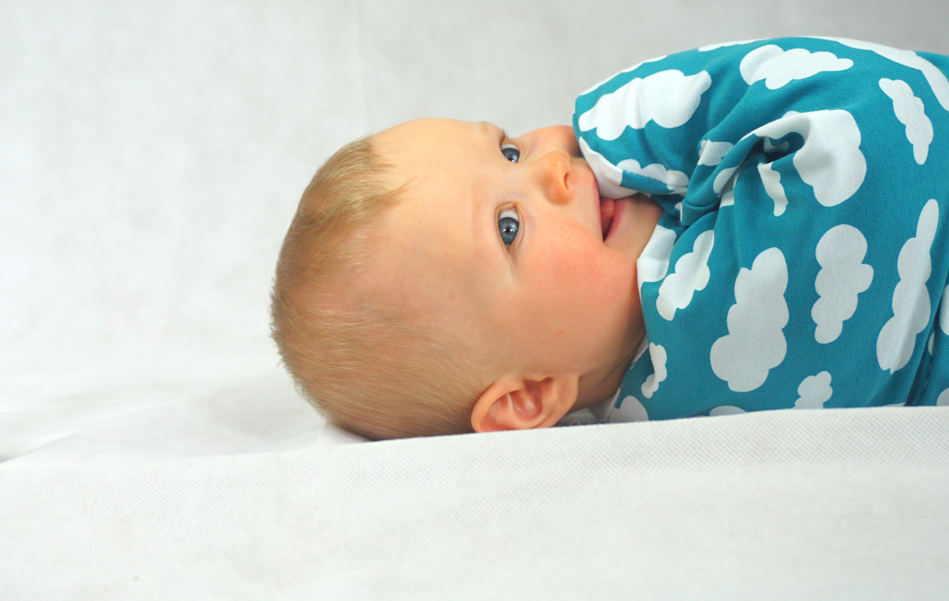 Baby schaut lächelnd in die Ferne