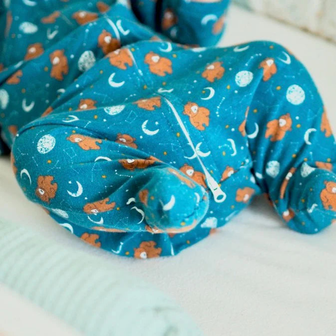 Getragener Babyschlafsack mit Zwei-Wege-Reißverschluss