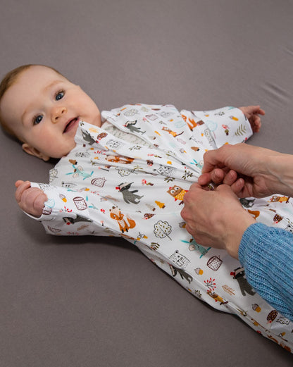 Wombi Schlafsack wird mithilfe des Zwei-Wege-Reißverschlusses einem Baby angezogen